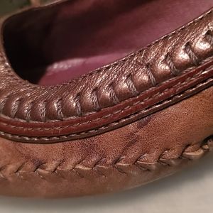 Indigo by Clark's brownw iridescent details